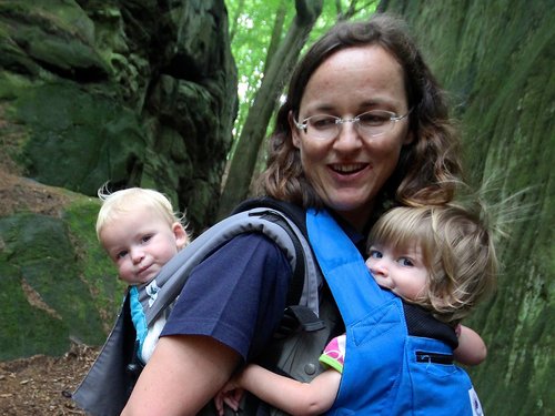 Autorin Ingrid Retterath mit Babytragen vorne und hinten