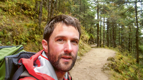 Portrait: Autor Steffen Wulfes beim Wandern im Pfälzerwald