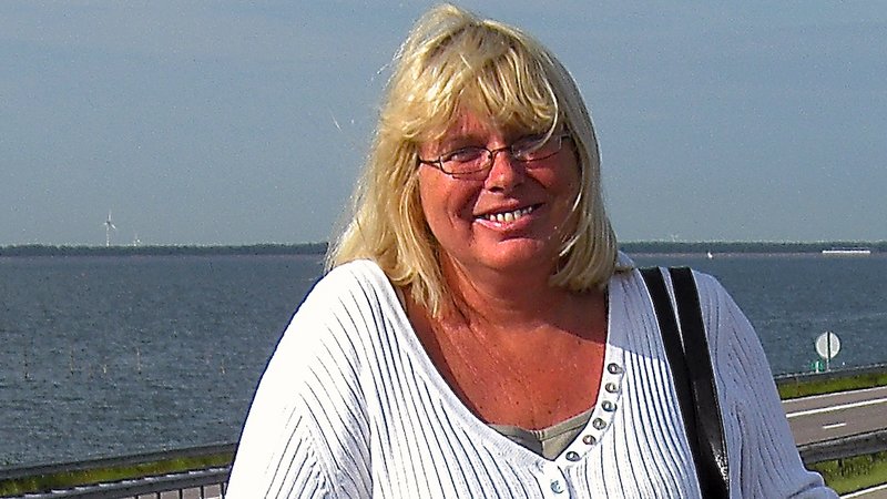 Portrait: Autorin Monika Diepstaten vor Nordsee