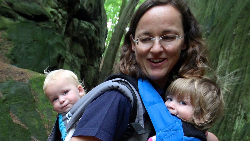 Autorin Ingrid Retterath mit Babytragen vorne und hinten