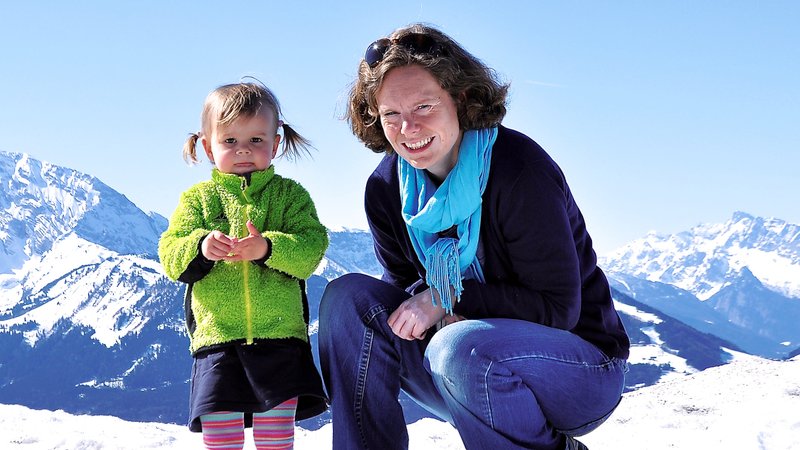 Portrait: Autorin Katja Faby mit Tochter Edna auf schneebedecktem Berg