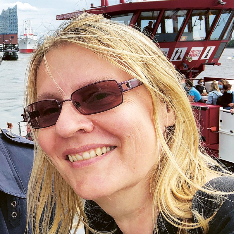 Portrait: Autorin Kirsten Wagner am Hamburger Hafen