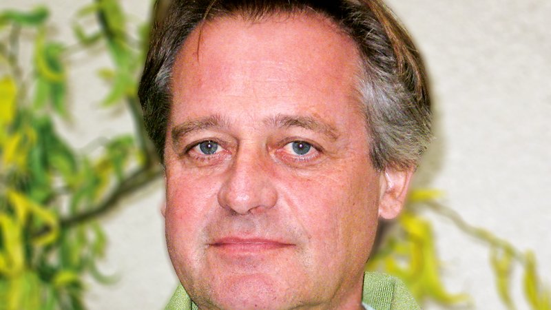 Portrait: Autor Wolfgang Kling vor einer Pflanze