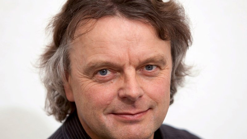 Portrait: Autor Klaus Nissen vor weißem Hintergrund