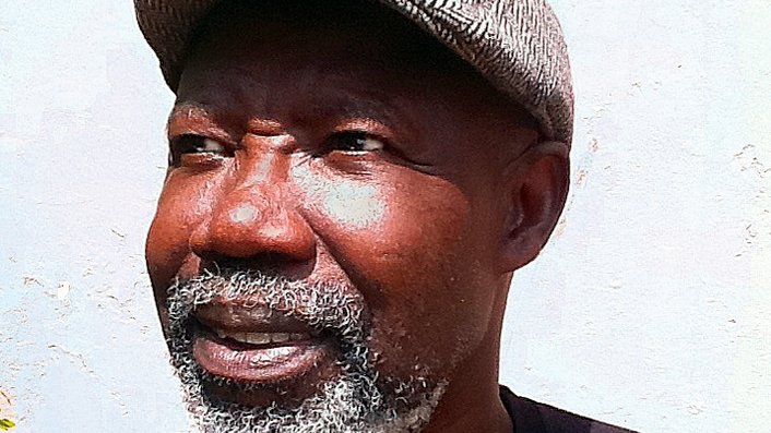 Portrait: Autor Jojo Cobbinah mit Schiebermütze