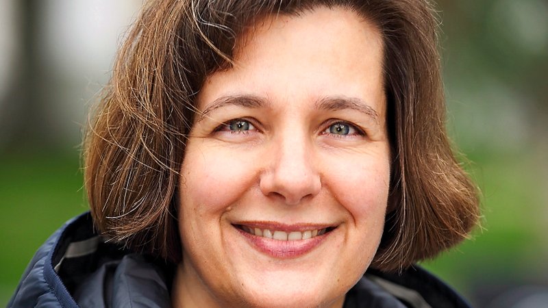 Portrait: Autorin Barbara Kettl-Römer in der Natur