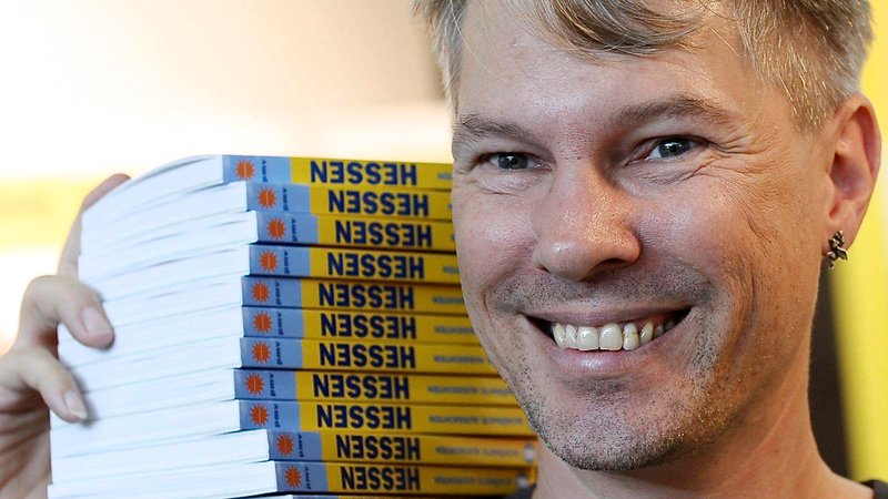 Portrait: Autor Alexander Kraft trägt seine Neuerscheinungen auf der Schulter