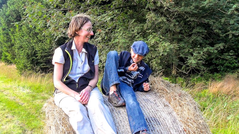 Autorin Annette Sievers mit ihrem Neffen auf einem Heuballen