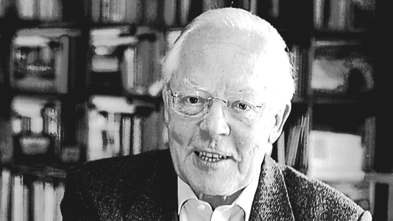 Portrait: Autor Hans-Jörg Koch in seinem Schreibzimmer
