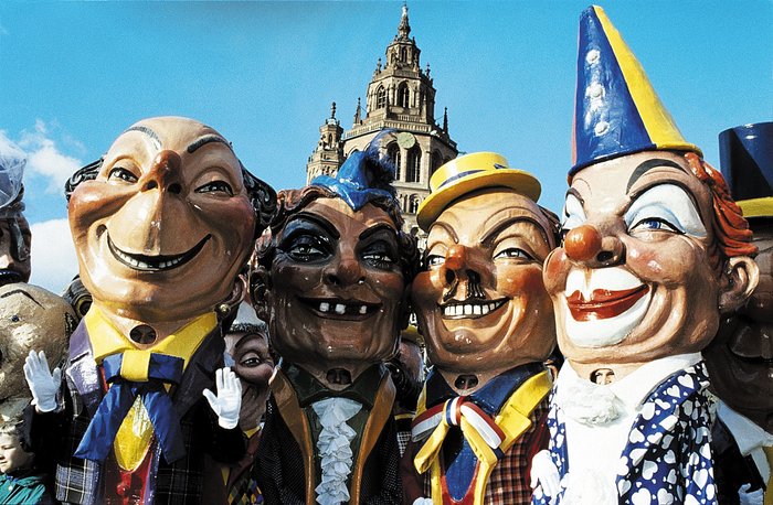 Mainzer Schwellköppe zur Fastnacht: Menschen mit Masken in Form von großen Köpfen