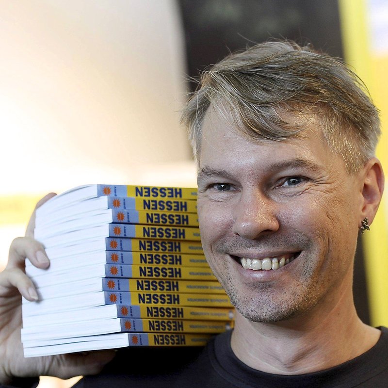 Portrait: Autor Alexander Kraft trägt seine Neuerscheinungen auf der Schulter