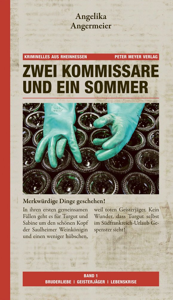 Buchcover »Zwei Kommissare und ein Sommer«, Zeitungs-Anmutung, Foto von Gummihandschuhen, darunter Kurzbeschreibung der enthaltenen Geschichten.