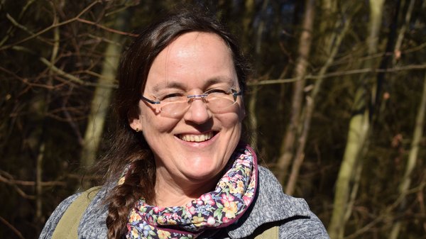 Portrait: Autorin Ingrid Retterath im Wald