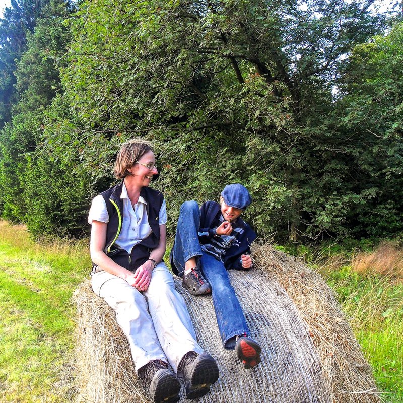 Autorin Annette Sievers mit ihrem Neffen auf einem Heuballen