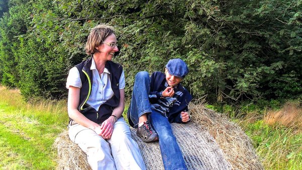 Autorin Annette Sievers mit ihrem Neffen auf einem Heuballen