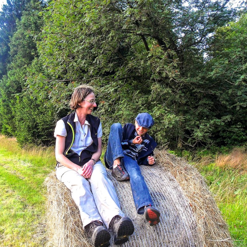 Annette Sievers Autorin Annette Sievers mit ihrem Neffen auf einem Heuballen