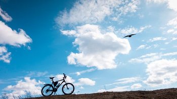 Fahrrad vor blau-weißem Himmel