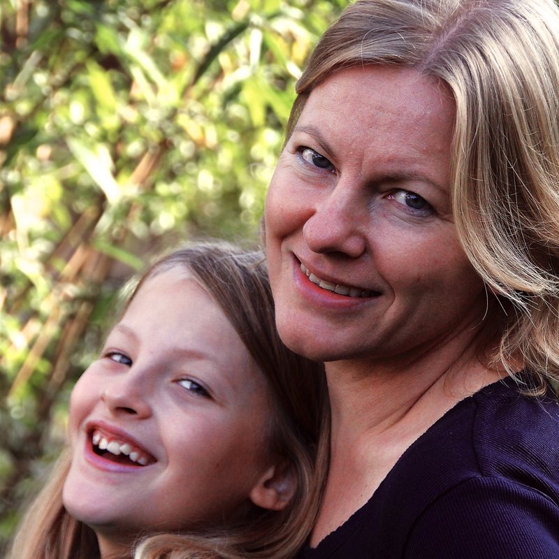 Portrait: Autorin Sylvia Schaum mit Tochter im Wald
