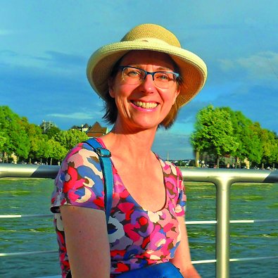 Portrait: Autorin Annette Sievers auf einem Schiff auf dem Bodensee