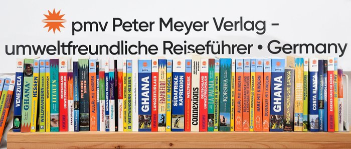 pmv-Bücher aus verschiedenen Jahren in unterschiedlichem Design: 1976 – 2020