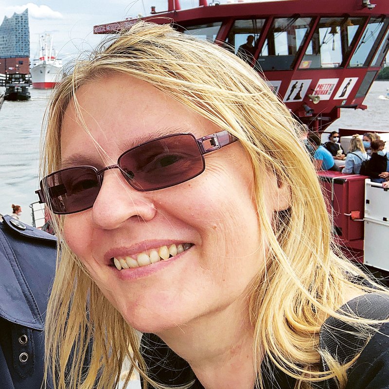Portrait: Autorin Kirsten Wagner am Hamburger Hafen