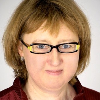 Portrait: Autorin Karolin Küntzel vor weißem Hintergrund