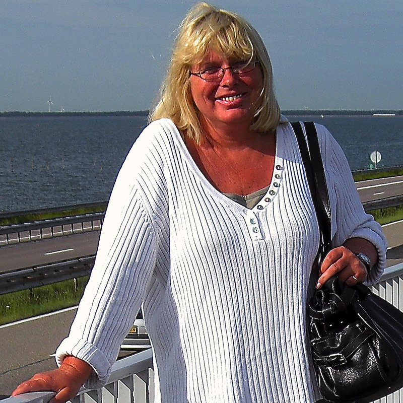 Portrait: Autorin Monika Diepstaten vor Nordsee