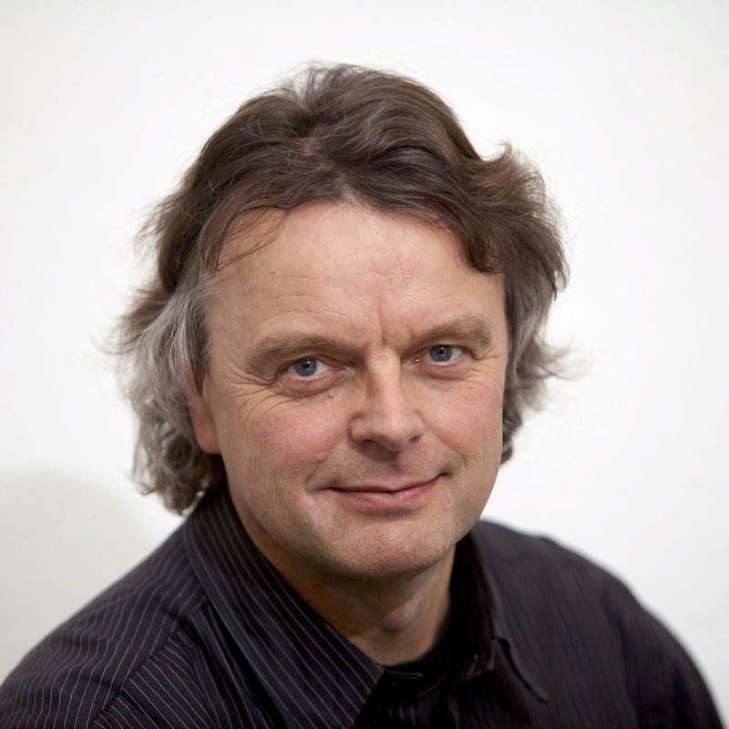 Portrait: Autor Klaus Nissen vor weißem Hintergrund