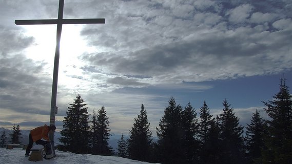 Allgäu, Gipfelkreuz auf schneebedeckten Berg