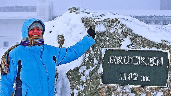 Autorin Kirsten Wagner im Schneeanzug auf der verschneiten Brockenspitze
