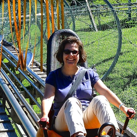 Autorin Barbara Kettl-Römer fährt auf einer Sommerrodelbahn