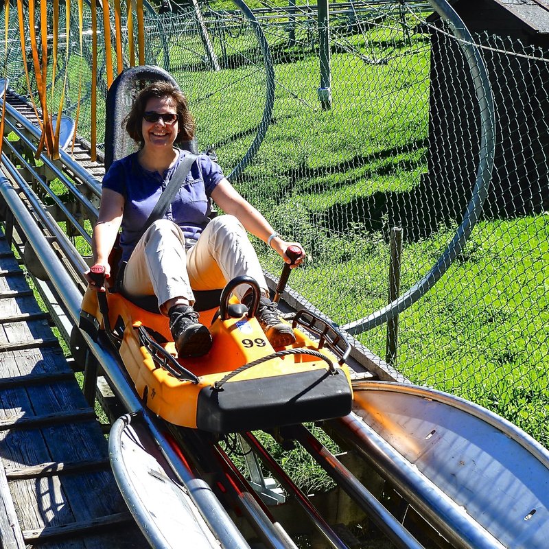 Autorin Barbara Kettl-Römer fährt auf einer Sommerrodelbahn