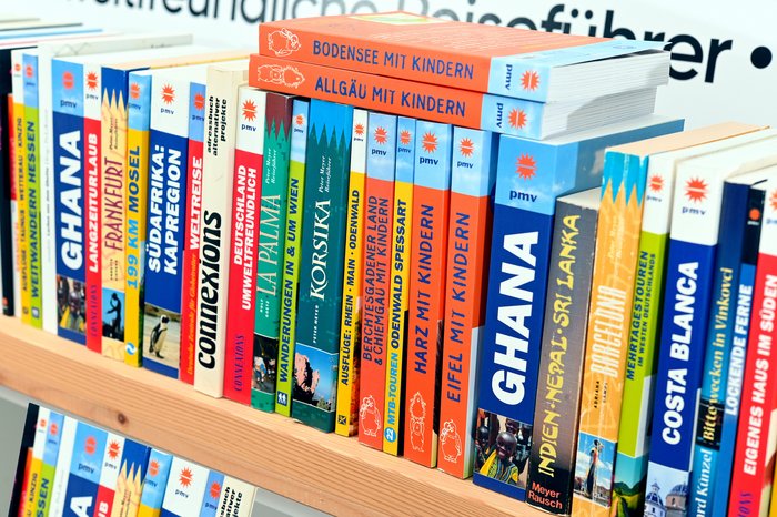 pmv-Bücher aus verschiedenen Jahren in unterschiedlichem Design: 1976 – 2020