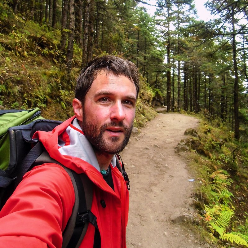 Portrait: Autor Steffen Wulfes beim Wandern im Pfälzerwald